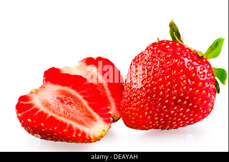 Intero e affettato ​​ripe fragole su sfondo bianco Foto Stock