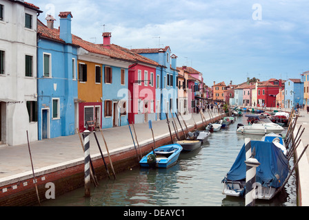 Case sul lungomare, Burano, Venezia, Veneto, Italia, Europa, patrimonio mondiale dell UNESCO Foto Stock