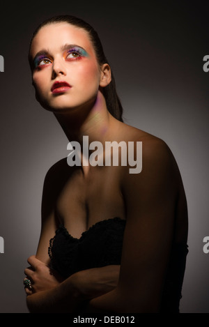 17 anni, slim modello caucasico ragazza con drammatiche per il trucco degli occhi in studio REGNO UNITO Foto Stock
