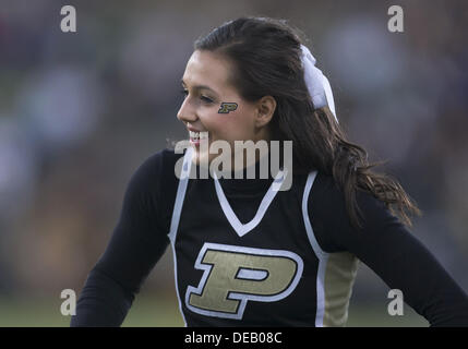 Sett. 14, 2013 - West Lafayette, Indiana, Stati Uniti d'America - 14 Settembre 2013: Purdue cheerleader durante il NCAA Football azione di gioco tra la cattedrale di Notre Dame Fighting Irish e la Purdue Boilermakers a Ross-Ade Stadium in West Lafayette, Indiana. Notre Dame sconfitto Purdue 31-24. Foto Stock