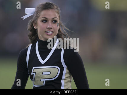 Sett. 14, 2013 - West Lafayette, Indiana, Stati Uniti d'America - 14 Settembre 2013: Purdue cheerleader durante il NCAA Football azione di gioco tra la cattedrale di Notre Dame Fighting Irish e la Purdue Boilermakers a Ross-Ade Stadium in West Lafayette, Indiana. Notre Dame sconfitto Purdue 31-24. Foto Stock