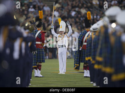 Sett. 14, 2013 - West Lafayette, Indiana, Stati Uniti d'America - 14 Settembre 2013: Notre Dame band esegue prima di NCAA Football azione di gioco tra la cattedrale di Notre Dame Fighting Irish e la Purdue Boilermakers a Ross-Ade Stadium in West Lafayette, Indiana. Notre Dame sconfitto Purdue 31-24. Foto Stock