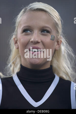 Sett. 14, 2013 - West Lafayette, Indiana, Stati Uniti d'America - 14 Settembre 2013: Purdue cheerleader durante il NCAA Football azione di gioco tra la cattedrale di Notre Dame Fighting Irish e la Purdue Boilermakers a Ross-Ade Stadium in West Lafayette, Indiana. Notre Dame sconfitto Purdue 31-24. Foto Stock