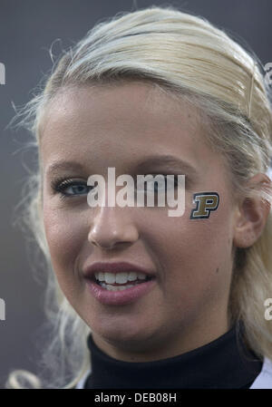 Sett. 14, 2013 - West Lafayette, Indiana, Stati Uniti d'America - 14 Settembre 2013: Purdue cheerleader durante il NCAA Football azione di gioco tra la cattedrale di Notre Dame Fighting Irish e la Purdue Boilermakers a Ross-Ade Stadium in West Lafayette, Indiana. Notre Dame sconfitto Purdue 31-24. Foto Stock