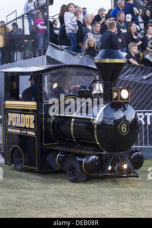 Sett. 14, 2013 - West Lafayette, Indiana, Stati Uniti d'America - 14 Settembre 2013: Purdue treno durante NCAA Football azione di gioco tra la cattedrale di Notre Dame Fighting Irish e la Purdue Boilermakers a Ross-Ade Stadium in West Lafayette, Indiana. Notre Dame sconfitto Purdue 31-24. Foto Stock