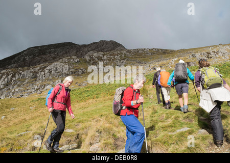 Walkers salendo Carnedd Pen yr Ole Wen in Carneddau montagne del Parco Nazionale di Snowdonia, Conwy, il Galles del Nord, Regno Unito, Gran Bretagna Foto Stock