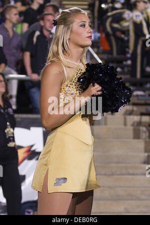 Sett. 14, 2013 - West Lafayette, Indiana, Stati Uniti d'America - 14 Settembre 2013: Purdue dance membro del team durante il NCAA Football azione di gioco tra la cattedrale di Notre Dame Fighting Irish e la Purdue Boilermakers a Ross-Ade Stadium in West Lafayette, Indiana. Notre Dame sconfitto Purdue 31-24. Foto Stock