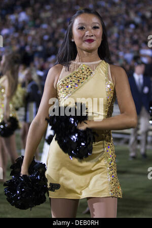 Sett. 14, 2013 - West Lafayette, Indiana, Stati Uniti d'America - 14 Settembre 2013: Purdue dance membro del team durante il NCAA Football azione di gioco tra la cattedrale di Notre Dame Fighting Irish e la Purdue Boilermakers a Ross-Ade Stadium in West Lafayette, Indiana. Notre Dame sconfitto Purdue 31-24. Foto Stock