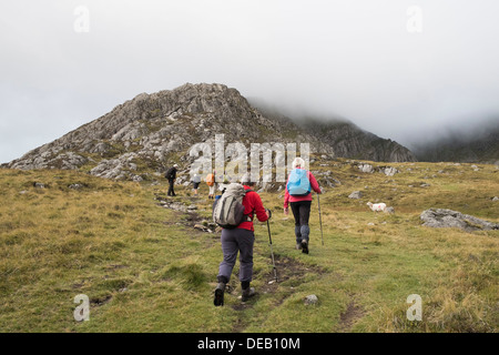 Walkers salendo Carnedd Pen yr Ole Wen in Carneddau montagne del Parco Nazionale di Snowdonia, Conwy, il Galles del Nord, Regno Unito, Gran Bretagna Foto Stock