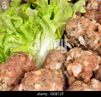 Le polpette di carne in umido con verdura fresca e insalata verde Foto Stock