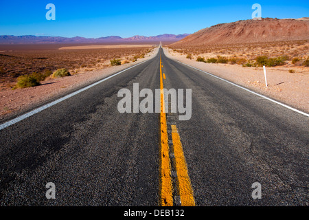 Non finisce mai di strada a Death Valley California deserto soleggiato Foto Stock