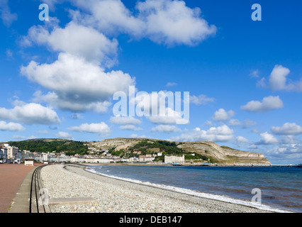 La spiaggia e il lungomare guardando verso il Great Orme, Llandudno, Conwy, Galles del Nord, Regno Unito Foto Stock