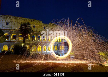 Colosseo illuminato da dipinti di luce Foto Stock