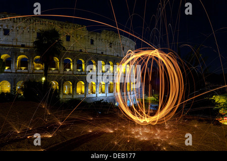 Colosseo illuminato da dipinti di luce Foto Stock