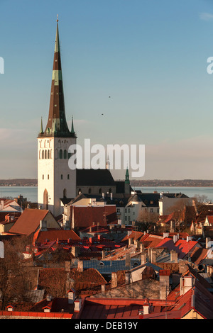 Tetti rossi e chiesa di San Olaf nella città vecchia di Tallinn, Estonia Foto Stock