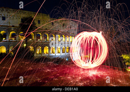 Colosseo illuminato da dipinti di luce Foto Stock