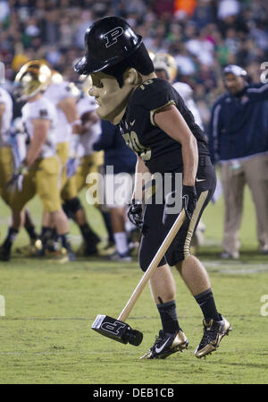 Sett. 14, 2013 - West Lafayette, Indiana, Stati Uniti d'America - 14 Settembre 2013: Purdue Pete durante il NCAA Football azione di gioco tra la cattedrale di Notre Dame Fighting Irish e la Purdue Boilermakers a Ross-Ade Stadium in West Lafayette, Indiana. Notre Dame sconfitto Purdue 31-24. Foto Stock