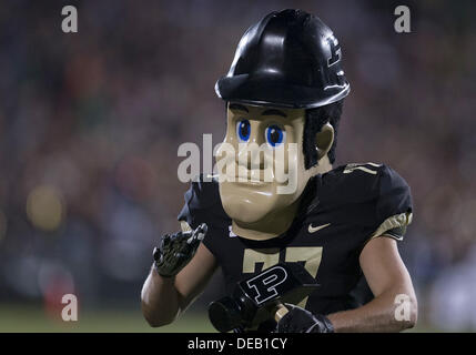 Sett. 14, 2013 - West Lafayette, Indiana, Stati Uniti d'America - 14 Settembre 2013: Purdue Pete durante il NCAA Football azione di gioco tra la cattedrale di Notre Dame Fighting Irish e la Purdue Boilermakers a Ross-Ade Stadium in West Lafayette, Indiana. Notre Dame sconfitto Purdue 31-24. Foto Stock