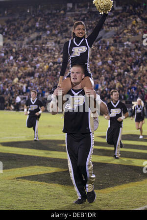 Sett. 14, 2013 - West Lafayette, Indiana, Stati Uniti d'America - 14 Settembre 2013: Purdue cheerleader eseguire durante il NCAA Football azione di gioco tra la cattedrale di Notre Dame Fighting Irish e la Purdue Boilermakers a Ross-Ade Stadium in West Lafayette, Indiana. Notre Dame sconfitto Purdue 31-24. Foto Stock