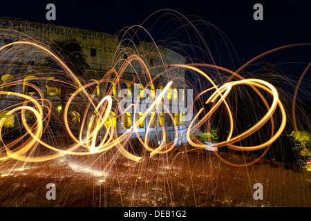 Colosseo illuminato da dipinti di luce Foto Stock