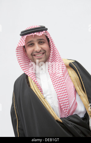 Ritratto di giovane sorridente uomo nel tradizionale araba e abbigliamento Kaffiyeh, studio shot Foto Stock