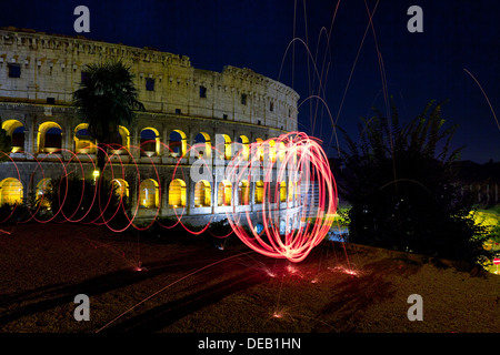 Colosseo illuminato da dipinti di luce Foto Stock