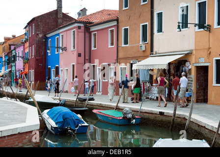 Case sul lungomare, Burano, Venezia, Veneto, Italia, Europa Foto Stock