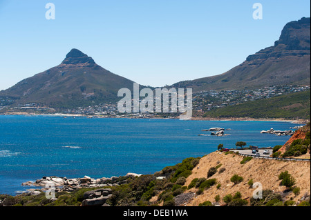 Camps Bay e testa di leone, vista dalla vittoria Road, Città del Capo, Sud Africa Foto Stock