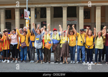 Barcellona, in Catalogna, Spagna. Mercoledì 11 Settembre. Persone che si tengono per mano per la Catalana. Foto Stock