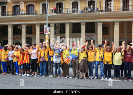 Barcellona, in Catalogna, Spagna. Mercoledì 11 Settembre. Persone che si tengono per mano per la Catalana. Foto Stock