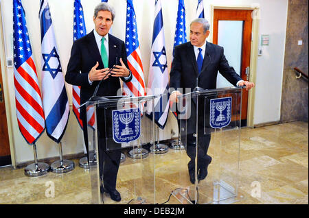 Il Segretario di Stato americano John Kerry durante una conferenza stampa con il Primo Ministro israeliano Benjamin Netanyahu dopo un incontro che ha toccato sul Medio Oriente colloqui di pace e Siriana e armi chimiche 15 Settembre 2013 , a Gerusalemme, Israele. Foto Stock