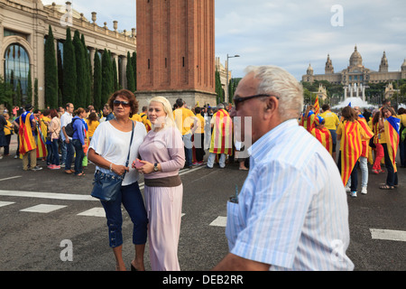 I turisti di fronte Catalana. Barcellona. La Catalogna. Spagna. Mercoledì 11 Settembre 2013. Foto Stock