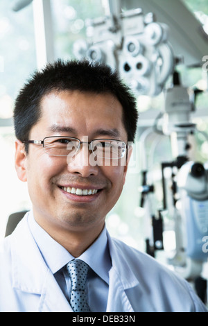 Ritratto di sorridere all'ottico optometrista nella sua clinica Foto Stock