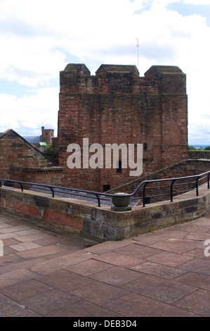 Carlisle Castle Norman mantenere Tower con canon su merlature Carlisle Cumbria Inghilterra Regno Unito Foto Stock