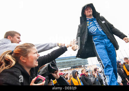 Joliet, IL, Stati Uniti d'America. Xv Sep, 2013. Joliet, IL - Sep15, 2013: Dale Earnhardt Jr (88) battendo il cinque alcuni tifosi durante le presentazioni del driver per il GEICO 400 alla gara motociclistica su pista di Chicagoland in Joliet, IL. © csm/Alamy Live News Foto Stock