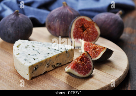 Formaggio blu e fichi freschi frutti su un tagliere di legno Foto Stock