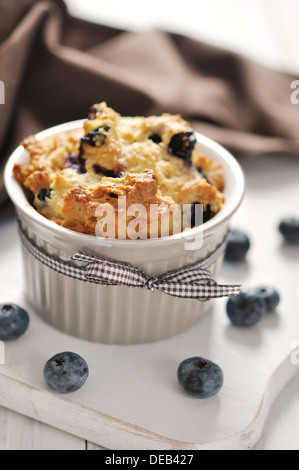 Fatti in casa muffin ai mirtilli con frutti di bosco freschi sul bordo di taglio Foto Stock