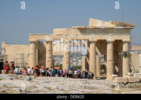 La folla visitando il sito archeologico dell'Acropoli di Atene, Grecia. Foto Stock