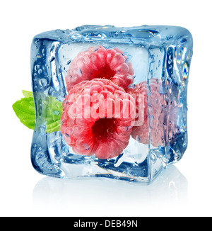 Il cubo di ghiaccio e lamponi isolato su uno sfondo bianco Foto Stock