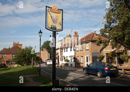 Mano nella mano e Crooked Billet pub su Wimbledon Common, Wimbledon, Londra Foto Stock