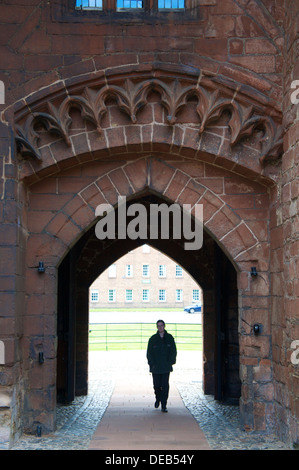 Uomo che cammina attraverso il capitano della torre del Castello di Carlisle, Carlisle Cumbria Inghilterra England Regno Unito. Foto Stock