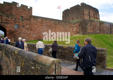 Carlisle Castle Norman mantenere con i visitatori attraversando ponte sul fosso Carlisle Cumbria Inghilterra Regno Unito Foto Stock