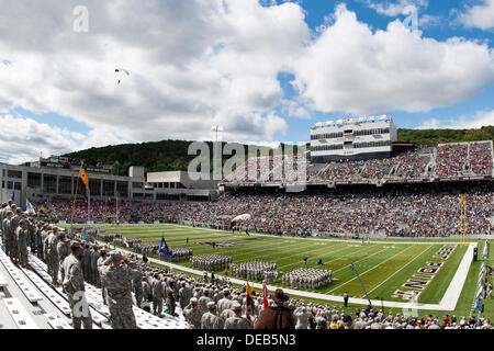 West Point, NY, STATI UNITI D'AMERICA. Xiv Sep, 2013. 14 settembre 2013: una vista generale di Michie Stadium come l'esercito paracadutisti atterrare sul campo durante il gioco tra la Stanford cardinale dell'esercito e di cavalieri neri a Michie Stadium di West Point, NY. La Stanford Il Cardinale ha sconfitto l'esercito Cavalieri Neri 34-20. © csm/Alamy Live News Foto Stock