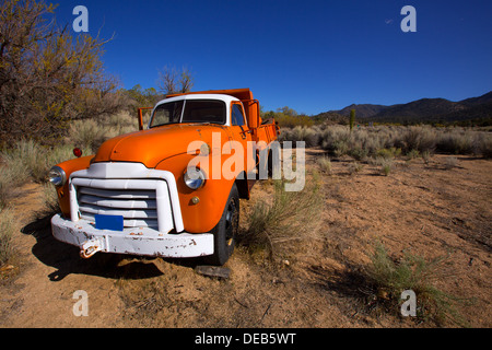 California Orange vintage vecchio carrello da qualche parte abbandonati nel deserto Foto Stock