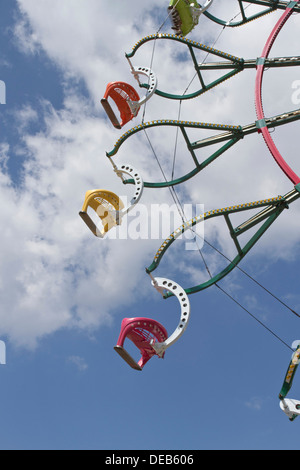 ASHEVILLE, North Carolina, USA-Settembre 13, 2013: colorate, NC Mountain State Fair ruota panoramica Ferris contrastato contro un cielo blu Foto Stock