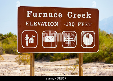 Forno Creek segno, Death Valley, California, Stati Uniti d'America. JMH5365 Foto Stock