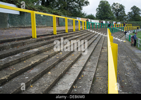 Vista generale del vicino a svuotare i terrazzamenti a Hitchin Town Football Club North Hertfordshire, Regno Unito Foto Stock