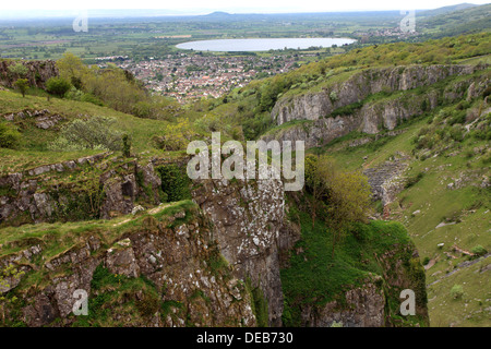 Estate vista sulle scogliere calcaree di Cheddar Gorge, Mendip Hills, Contea di Somerset, Inghilterra, Regno Unito Foto Stock