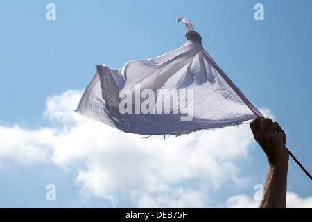 Bandiera bianca sventolata arrendersi contro il cielo blu Foto Stock