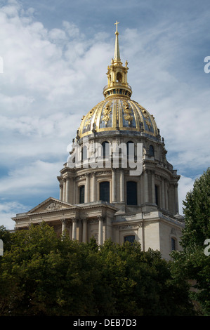 Monumenti parigini. Gli ornati golden cupola sopra l'Hôtel des Invalides, a Parigi. Costruito da Luigi XIV (Re Sole) ospita ora di Napoleone tomba. Foto Stock